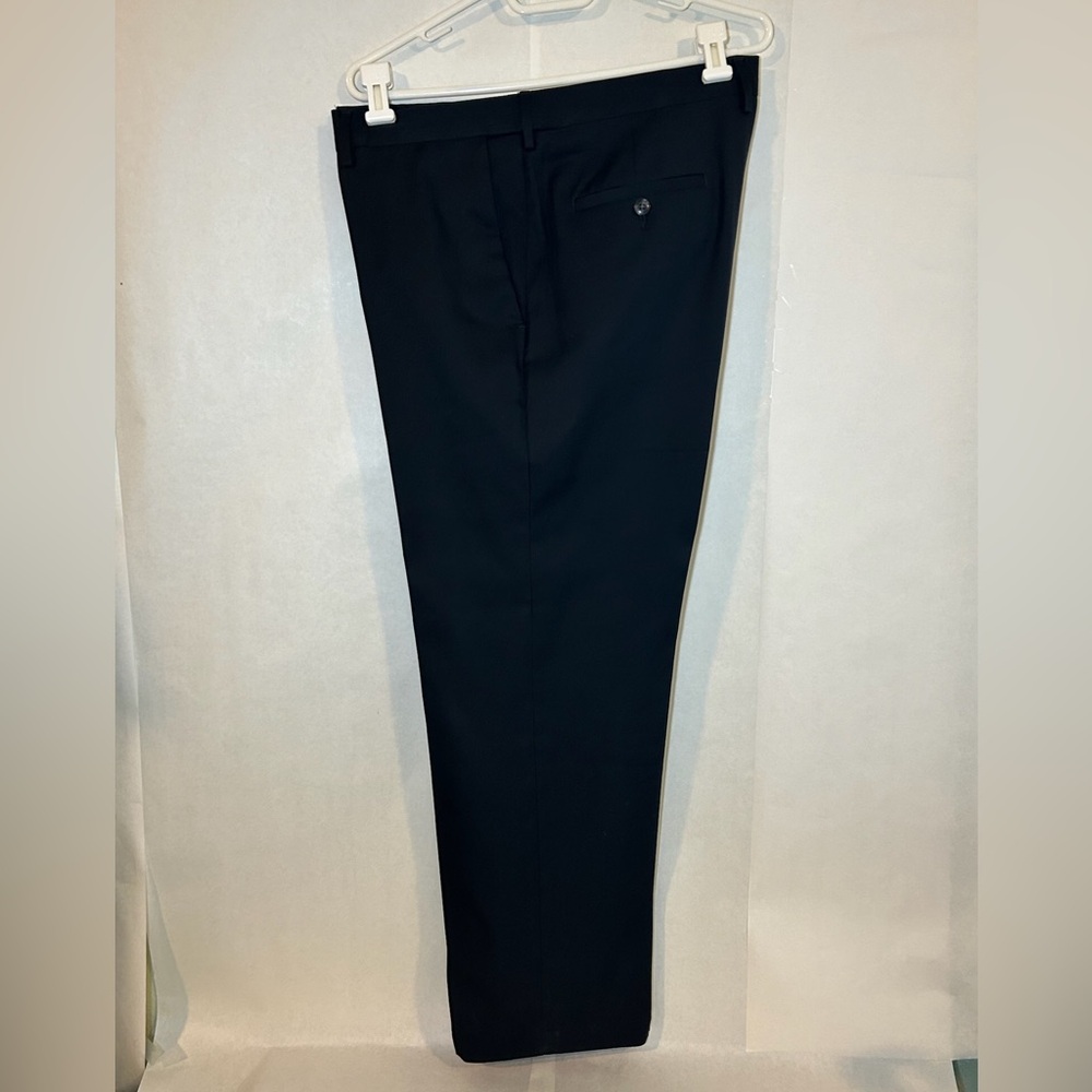 Mens Haggar dress pants. Black size 36x29. 100% polyester